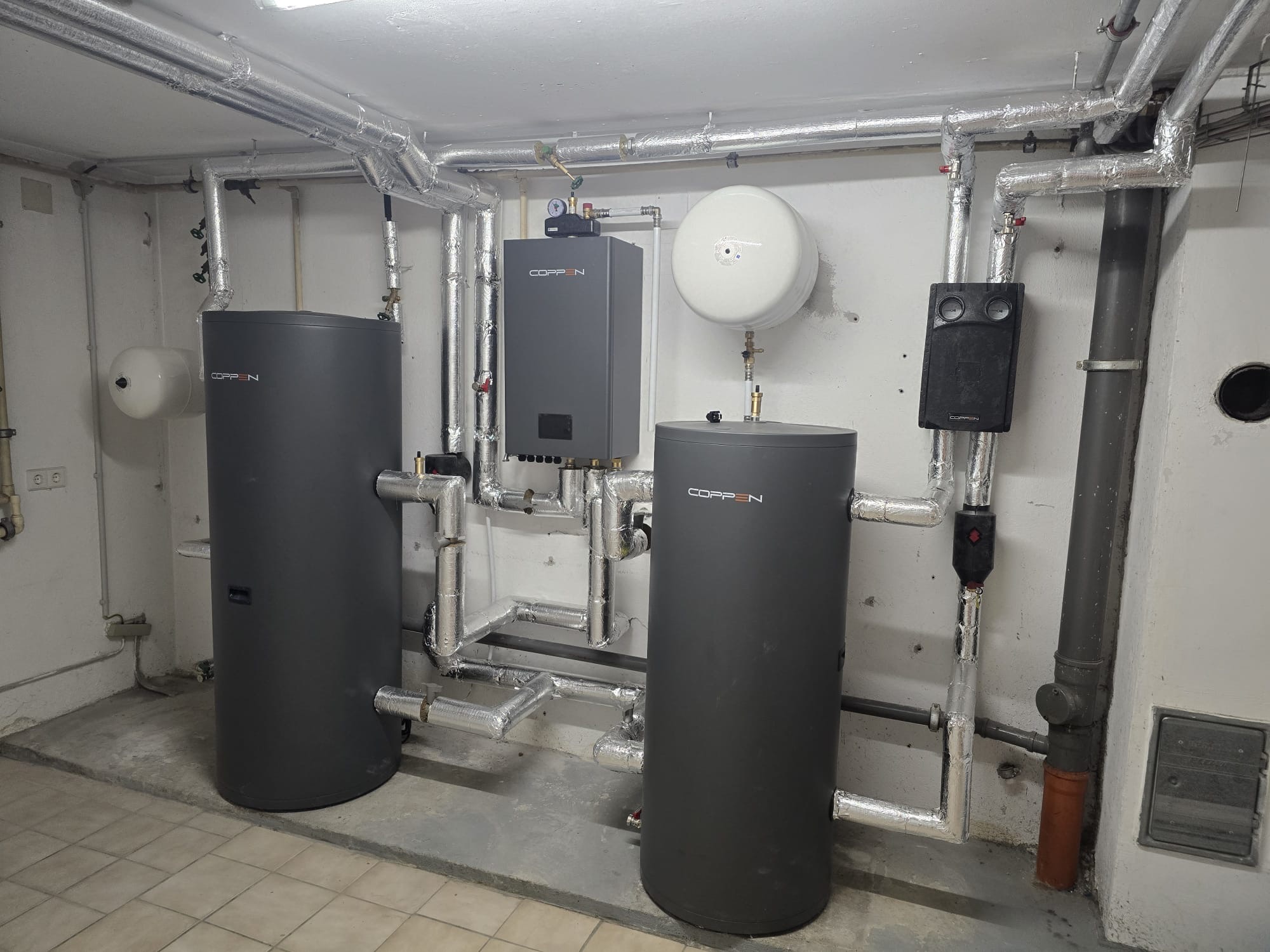 COPPEN Pufferspeicher und Wandgerät im Technikraum