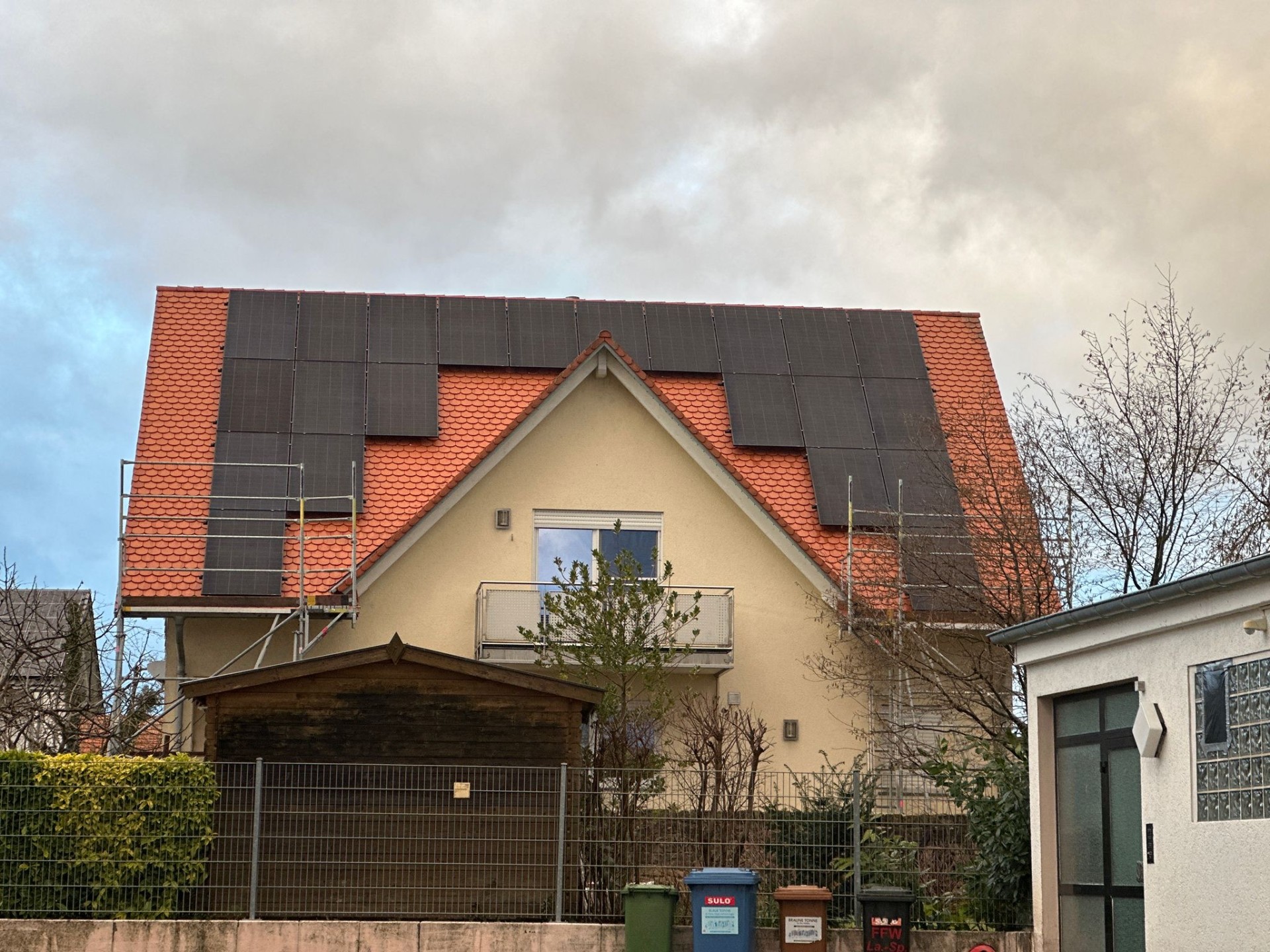 Satteldach mit beidseitiger PV-Vollbelegung