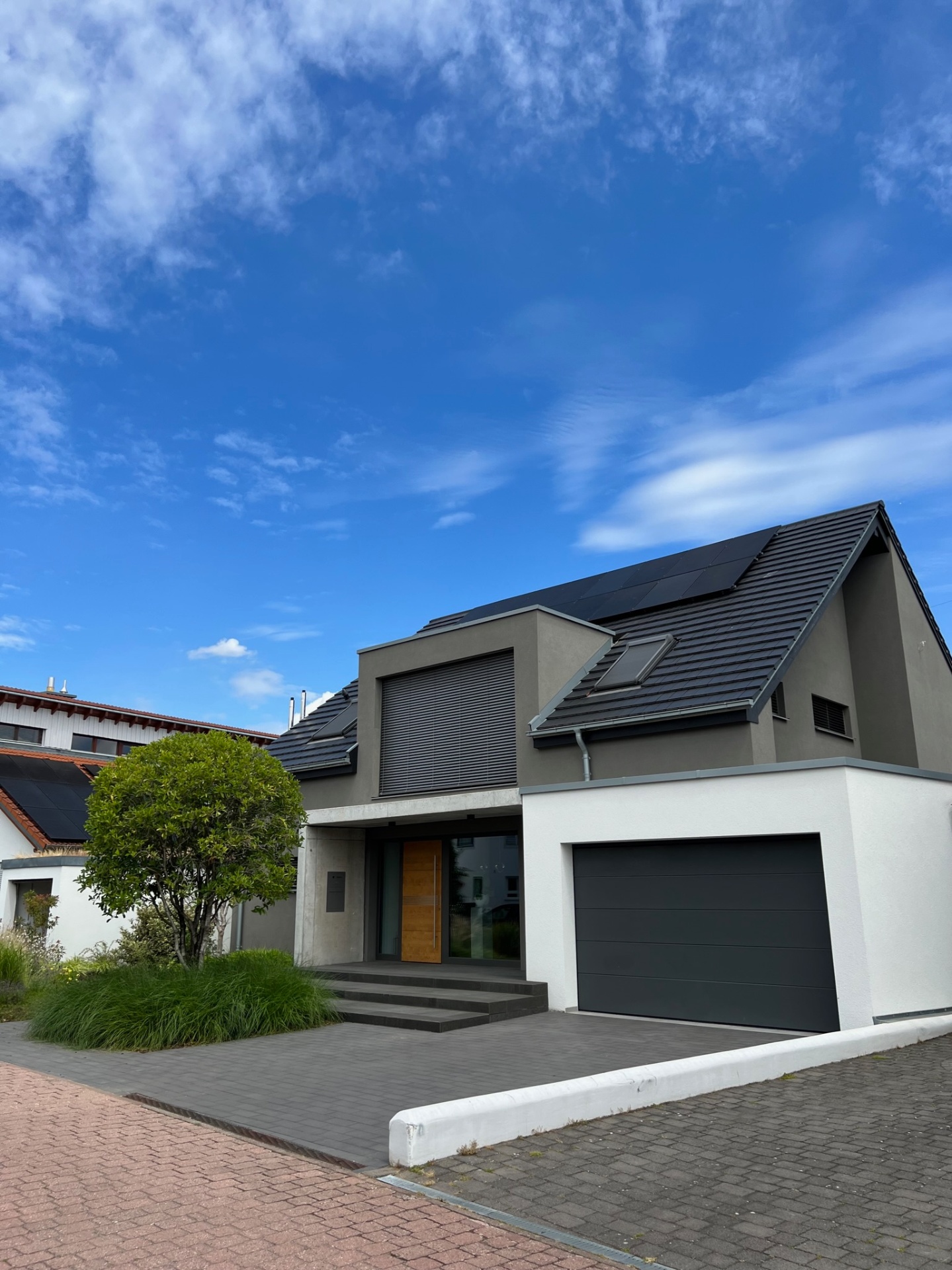 Modernes Einfamilienhaus mit vollschwarzer Aufdach-Photovoltaik
